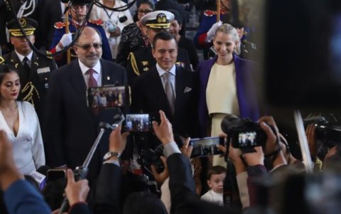 Posesión. Daniel Noboa llegó junto a Lavinia Valbonesi y sus dos hijos.
