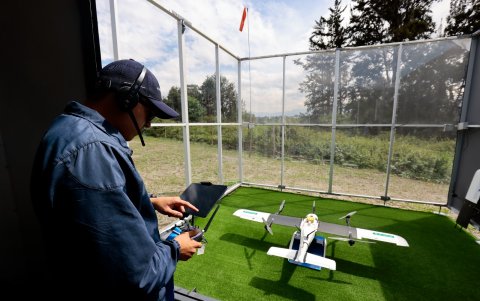 El técnico monitorea el traslado de la aeronave desde una pantalla.