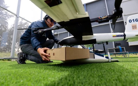 El paquete puede pesar hasta tres kilos y se lo guarda en un compartimento inferior del dron