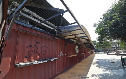 Elementos. Los clásicos contenedores donde funcionaban locales gastronómicos, así como en la terraza, no funcionan, como sí se ve en la otra ala.