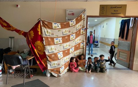 El hospital Naser, uno de los más importantes del sur de la Franja de Gaza, parece una isla: entre un mar de escombros y montañas de basura.