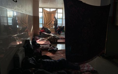 El hospital se erige en el corazón de Jan Yunis, adonde se desplazaron -por orden del Ejército israelí- cientos de miles de gazatíes desde el norte del enclave, para evadir el grueso de los combates.