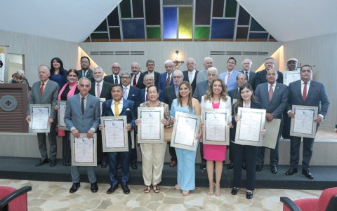 El grupo de condecorados posó para la cámara de EXPRESIONES.