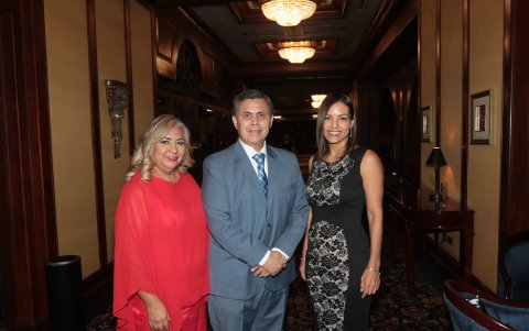 Gina Álvarez. Yuri Agusto y Denisse Cajas.