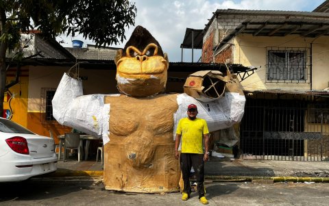 Monigote Don King Kong y su creador Rodolfo Robalino.