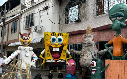 Carlos Zapata se prepara para recibir a los turistas con varias figuras de Fondo de Bikini.