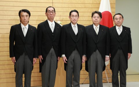 El primer ministro de Japón, Fumio Kishida, junto a los nuevos miembros de su gobierno.