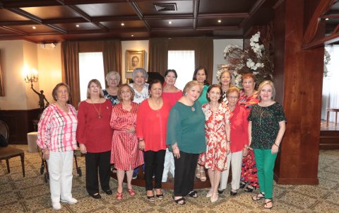 Las integrantes de este grupo pertenecen a diferentes generaciones de graduadas del Colegio Dolores Baquerizo