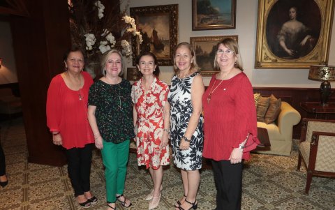 Eleana Matamoros, Gina Poveda, Zoila Castro, Elsa Haro y Bernardina Loor..