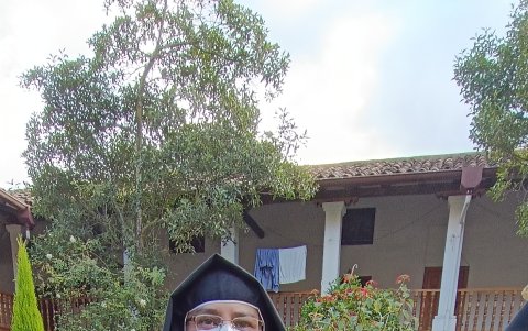 El traje que vestirá el Niño Viajero en el pase del 24 de diciembre fue presentado por las madres del Monasterio de El Carmen que elaboraron a mano.