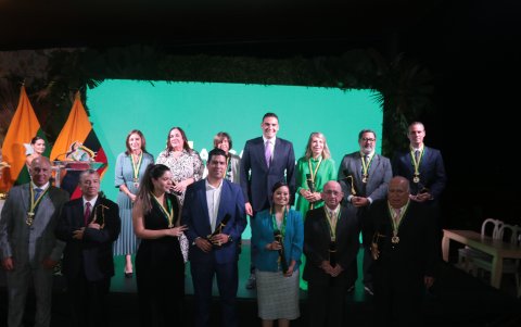 Durante el evento se entregaron condecoraciones a varios ciudadanos que se han destacado por su labor y apoyo a la comunidad en diferentes áreas.