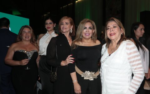 Claudia Carmona, Arianna Macías, Lucy Nowak, Mercedes Vásconez y María Elena Nowak.