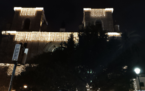 Las iglesias de Cuenca también lucen llenas de luces de Navidad.