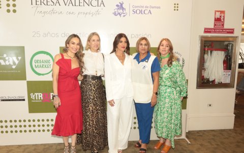 Claudia Ugarte, Annabella Azín de Noboa, Teresa Valencia, María del Carmen de Baldeón y Esther Macchiavello.