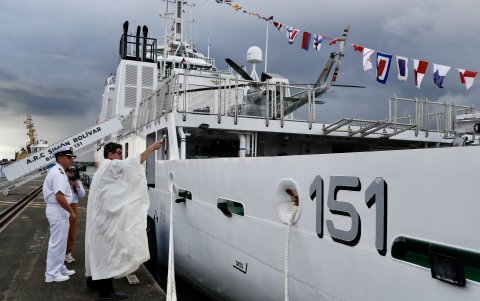Un sacerdote bendice hoy a la tripulación del buque ARC Simón Bolívar antes de su partida hacia la Antártida, en Buenaventura (Colombia).