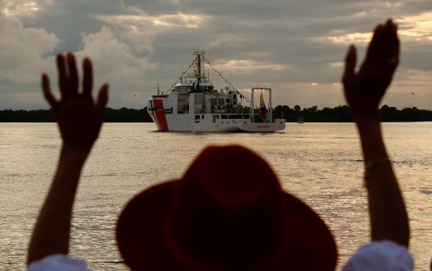 Una mujer hace hoy gestos de despedida mientras el buque ARC Simón Bolívar zarpa rumbo a la Antártida, en Buenaventura (Colombia).