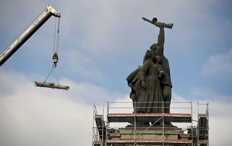 Estatua del monumento del Ejército Rojo en Sofía durante el inicio de su desmantelamiento.