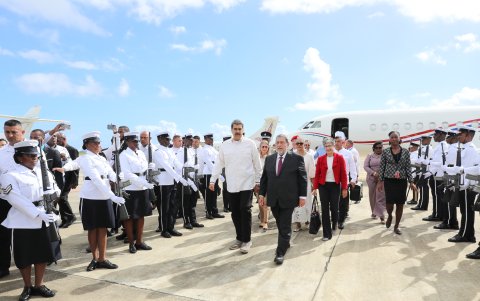 El presidente Nicolás Maduro y el primer ministro de San Vicente y las Granadinas, Ralph Gonsalves, al arribo en el Aeropuerto Internacional de Argyle, ciudad de Kingstown.