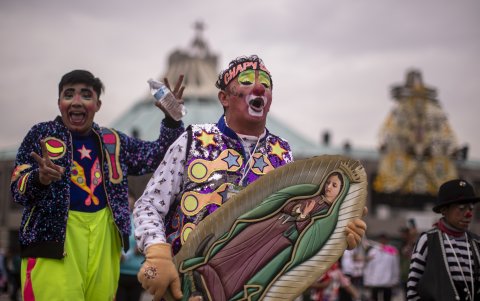 Payasos participan en la peregrinación anual a la Basílica de Guadalupe, en Ciudad de México (México).
