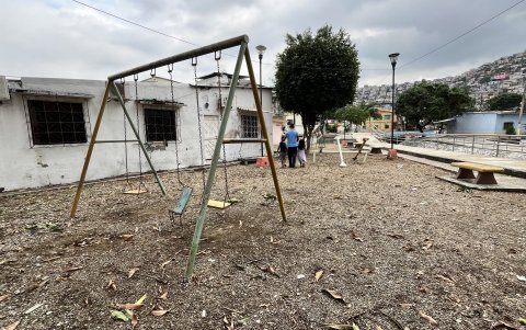 El estado en que se encuentran estos parques impide que los menores de edad puedan distraerse en sus sectores.