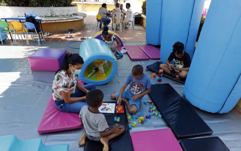 Hijos de cuidadoras juegan mientras sus familiares toman los talleres de la Ruta Nacional del Cuidado, el 7 de diciembre del 2023