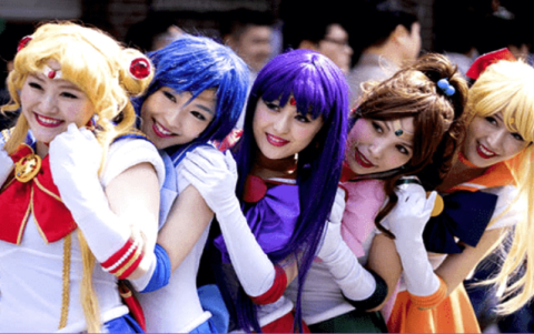 Grupo de chicas disfrazadas de Sailor Moon