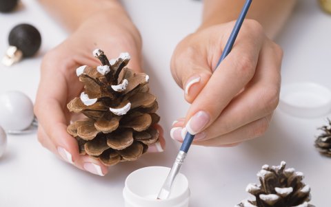 Decorar el árbol con una creación suya le da un valor sentimental a esta festividad sin igual