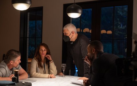 Ethan Hawke, Julia Roberts y Mahershala Ali junto al director Sam Esmail.