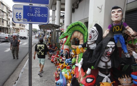 Una variedad de personajes se exhiben como años viejos para quemar este 2023.