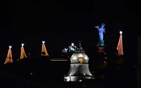 En el Panecillo se iluminará desde este 20 de diciembre con el pesebre más grande de Quito.