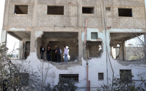 Los palestinos inspeccionan los daños de la casa de Ziad Jibril Al-Safadi en la aldea de Urif, al sur de la ciudad de Naplusa, en Cisjordania, el 15 de diciembre de 2023.