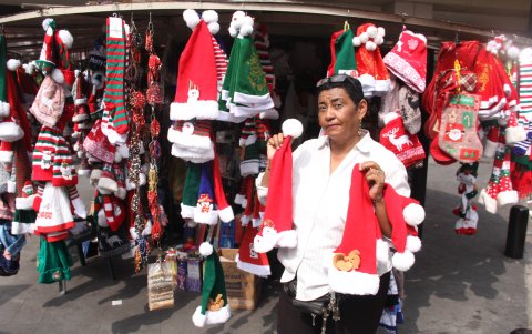 Mirtha Correa comercializa golosinas, gorritos navideños, velitas y algo más en diciembre.