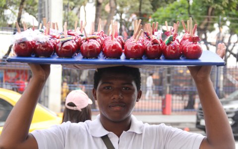 Julio, de 18 años, comercializa manzanas dulces en las calles de Guayaquil.