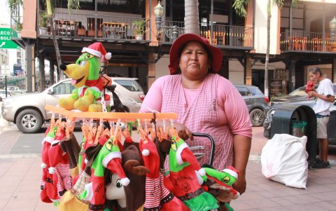 Martha Calvo Piña llega cada diciembre a Guayaquil para comercializar ropa navideña.