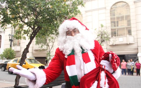 Papa Noel y Spiderman en el bulevar de la 9 de Octubre, centro de Guayaquil.