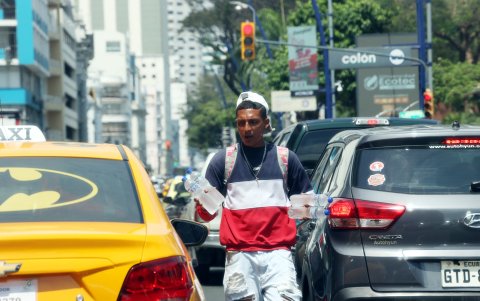 Vendedor. Hay más venta de agua debido a la sofocante ola de calor que estamosenfrentamios .