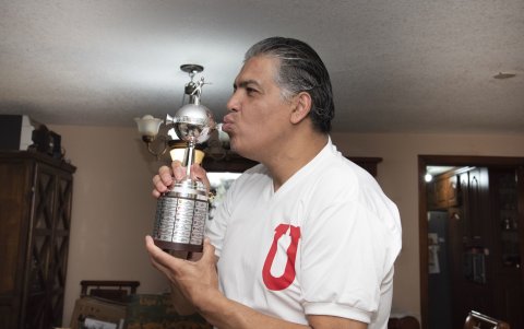 Diego Escandón tiene una réplica de la Copa Libertadores que ganaron los albos en 2008.