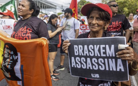 Rechazo. Habitantes protestan ante la posibilidad de tener que abandonar sus hogares por el colapso.