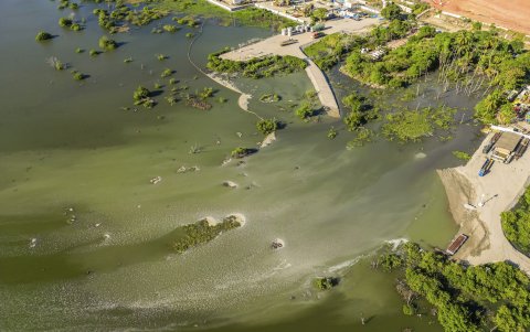 Evacuación. Una parte del suelo sobre una mina de sal de roca excavada por la petroquímica se hundió.