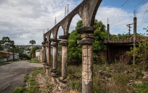 Abandono. Las columnas de una propiedad inhabitada en el vecindario de Bebeduro.