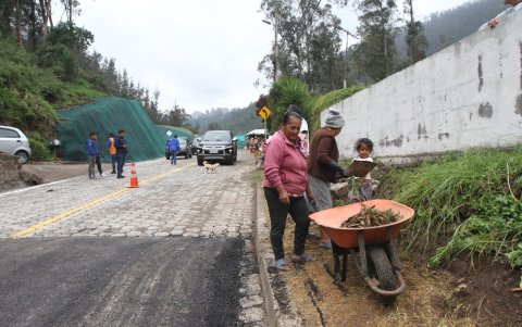 Vecinos realizaron una minga para limpiar las aceras del tramo construido.