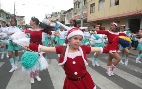 La pequeña Ángela junto con otras estudiantes de la Unidad Educativa Amarilis Fuentes en el desfile del barrio Garay.