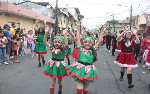 Alumnas de otras unidades educativas también participaron vestidas como duendes.
