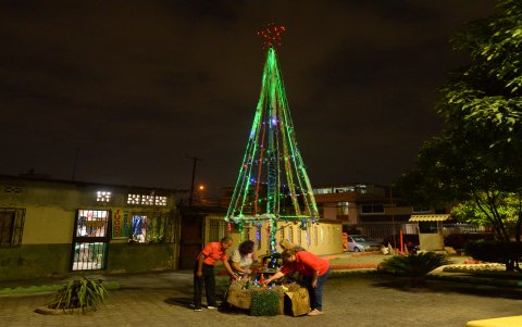 Sauces 1. Vecinos de las manzanas F10, F11 y F12 se unieron para orar al pie del pesebre y árbol de Navidad que levantaron desde tiempos de la pandemia.