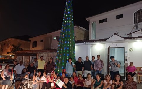 Moradores de Samanes 1 también levantaron un árbol navideño y pintaron un nacimiento en su sector.