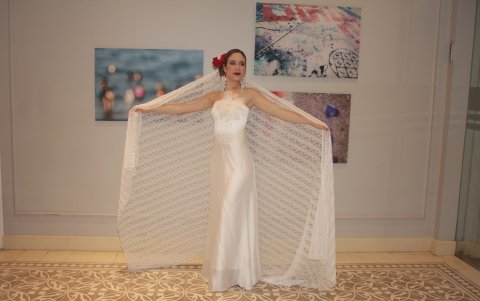 España. Es un diseño de  María del Mar Proaño inspirado en los trajes españoles. La novia está en el Hotel del Parque.