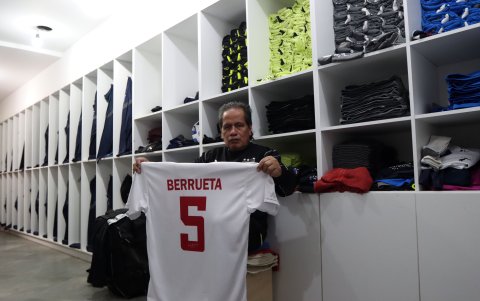 Wachito guarda como recuerdo una camiseta que le regaló el uruguayo Carlos Berrueta.