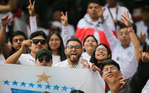 Hinchas de LDU Quito alientan a su equipo previo a inicio del partido contra Independiente del Valle.