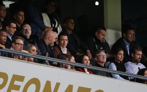 El presidente de Ecuador, Daniel Noboa (c), asiste hoy al partido entre LDU Quito e Independiente del Valle por la vuelta de la final de la Liga Pro ecuatoriana, en el Estadio Rodrigo Paz Delgado en Quito (Ecuador).