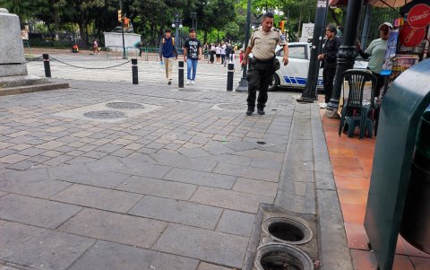 Tapas. En la plazoleta de la Corte y sus alrededores han desaparecido las tapas de luces y alcantarillas.